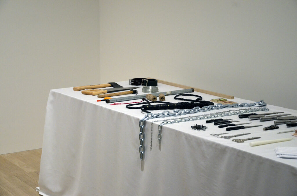Marina Abramovic : Rhythm 0 (1974), foto di Marc Wathieu