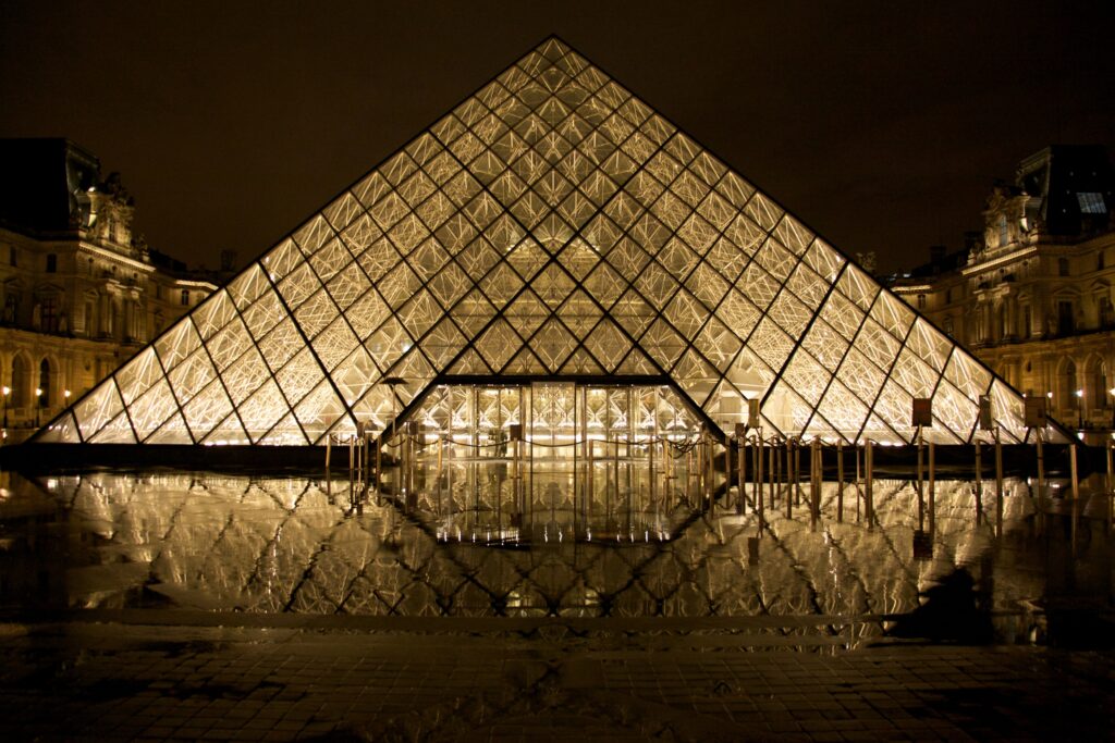Piramide del Museo del Louvre, metamorfosi del Louvre