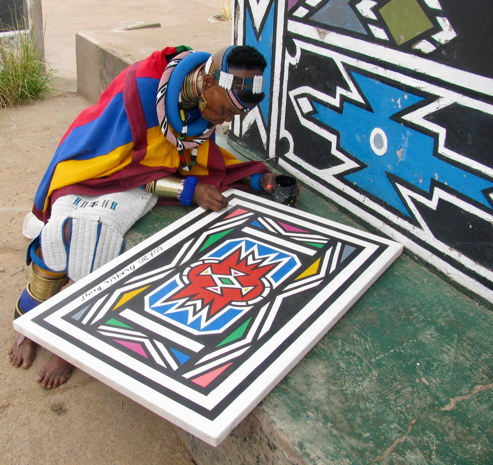 Beyond the Wall: Esther Mahlangu porta la cultura Ndebele alla Black Liquid Art Gallery di Roma